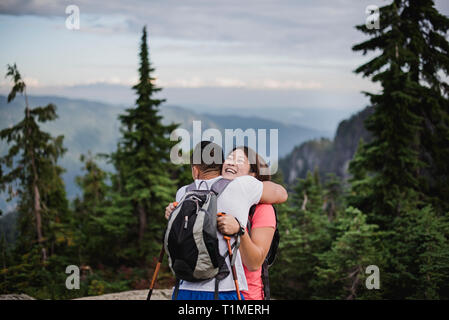 Glückliches Paar wandern, schmusen auf dem Berg, Hund Berg, BC, Kanada Stockfoto