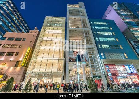 Ginza, Tokyo - Dezember 2017: Beginn der Weihnachtszeit in überfüllten Chuo-dori Straße in Ginza luxuriöse Einkaufsmöglichkeiten in der Nacht. Stockfoto