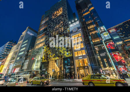 Ginza, Tokyo - Dezember 2017: Beginn der Weihnachtszeit in überfüllten Chuo-dori Straße in Ginza luxuriöse Einkaufsmöglichkeiten in der Nacht. Stockfoto