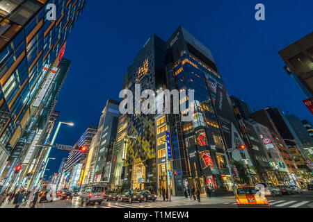 Ginza, Tokyo - Dezember 2017: Beginn der Weihnachtszeit in überfüllten Chuo-dori Straße in Ginza luxuriöse Einkaufsmöglichkeiten in der Nacht. Stockfoto