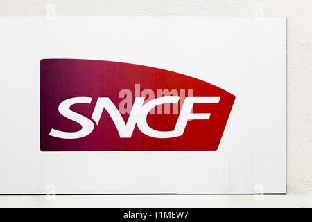 Lyon, Frankreich - 25. Oktober 2018: Logo der SNCF an der Wand. Die SNCF ist die Nationale Gesellschaft der französischen Eisenbahn in Frankreich, und es ist eine staatliche Eisenbahngesellschaft Stockfoto