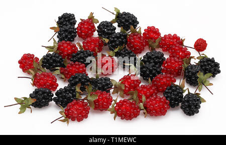 Süßigkeit in Form von Waldbeeren, Himbeeren und Brombeeren auf weißem Hintergrund Stockfoto