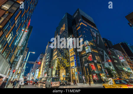 Ginza, Tokyo - Dezember 2017: Beginn der Weihnachtszeit in überfüllten Chuo-dori Straße in Ginza luxuriöse Einkaufsmöglichkeiten in der Nacht. Stockfoto