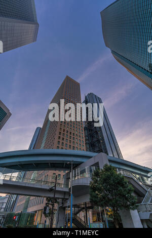 Tokyo, Japan - 17. November 2017: Sonnenuntergang von skyscraper Gebäude und yurikamome Station in Shiodome Bezirk in der Nähe von Higashi-Shimbashi Bereich. Royal Stockfoto