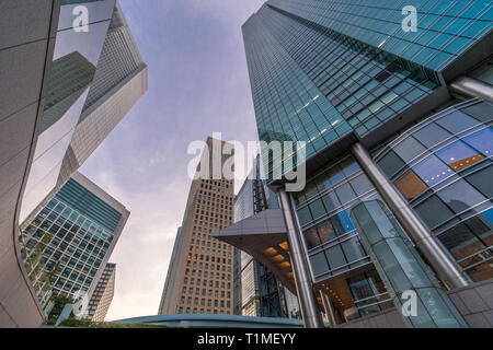 Minato Bezirk, Tokyo, Japan - 17. November 2017: Hochhaus Gebäude in shiodome Bezirk in der Nähe von Higashi-Shimbashi Bereich. Royal Park Hotel Tower, Conrad t Stockfoto