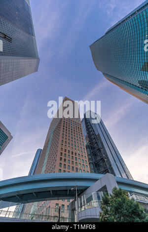 Minato Bezirk, Tokyo, Japan - 17. November 2017: Hochhaus Gebäude und yurikamome Bahnhof Shiodome Bezirk in der Nähe von Higashi-Shimbashi Bereich. Royal Par Stockfoto