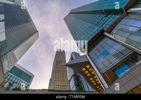 Tokio - November 17, 2017: Hochhaus Gebäude in Tokio in der Nähe von Higashi-Shimbashi Bereich. Nitele Turm, im Royal Park Shiodome Tower und Shiodome City Center Stockfoto