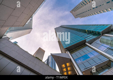 Tokio - November 17, 2017: Hochhaus Gebäude in Tokio in der Nähe von Higashi-Shimbashi Bereich. Panasonic Shiodome Gebäude und Shiodome City Center, Minato Krieg Stockfoto