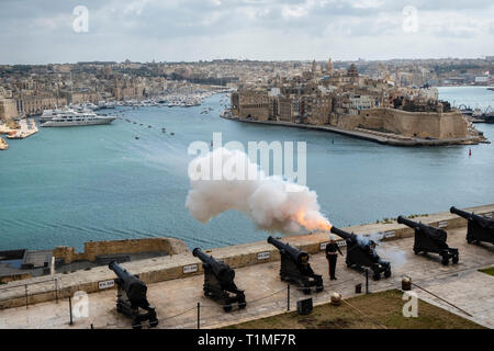 Die traditionelle 12.00 Uhr Kanonen feuern auf den Salutierte Batterie, Valletta, Malta Stockfoto