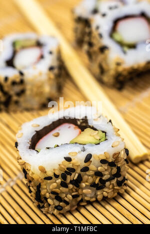 Close-up aus mehreren traditionellen Sushi Snacks. Stockfoto