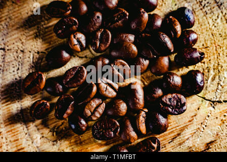 Detail von gerösteten Kaffeebohnen, in Kolumbien produziert. Stockfoto