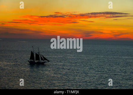 Tall Ship touristische Segel Yacht bei Sonnenuntergang auf Key West, einem US-amerikanischen Island City, ist Teil der Inselgruppe der Florida Keys. Es ist auch in Florida, dem südlichsten Punkt Stockfoto