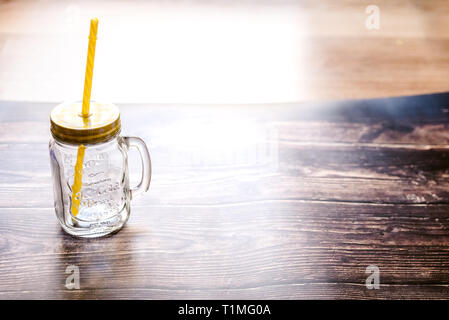 Glas auf Holztisch Stockfoto