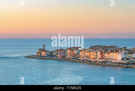 Blick auf die alte Hafenstadt Piran und Adria, beleuchtet durch warmes Abendlicht, Slowenien Stockfoto