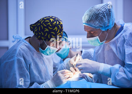 Chirurgie Vorbereitungen. Op-Team ihre Patienten Vorbereitung für die Chirurgie einstellen Sauerstoff Maske auf das Gesicht auf den theare. Healthcare Surgery Stockfoto