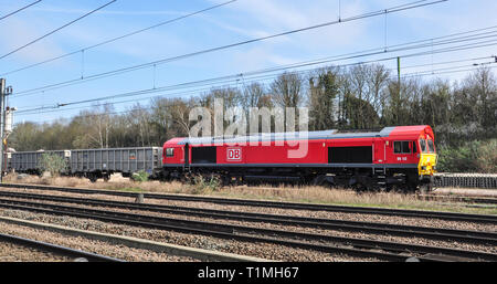 DB-Baureihe 66 Diesellok mit Fracht in Rangierbahnhofs in Stevenage, Hertfordshire, England, UK Stockfoto