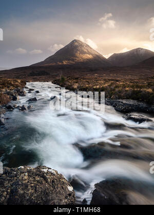 Eine Ansicht der Sgurr Mhairi vom Fluss mit Sonnenlicht auf dem Gipfel. Stockfoto