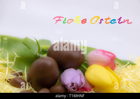 (Frohe Ostern Frohe Ostern Frohe Ostern ist in Deutsch geschrieben) Sehr bunte Ostern zu feiern Stockfoto