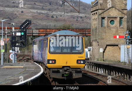 Klasse 144 Pacer Nördlichen dmu vorbei feather Information Blinker beim Verlassen Carnforth station mit Morecambe zu Leeds Service 25. März 2019. Stockfoto