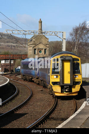 Klasse 158 Express sprinter diesel multiple Unit in Carnforth Bahnhof, Bahnsteig 1, mit Northern Personenzug am 25. März 2019. Stockfoto