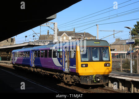 Klasse 142 Pacer zwei Auto diesel multiple Unit im Norden livery verlassen 1 Carnforth Station mit dem Zug nach Leeds Morecambe am 25. März 2019. Stockfoto