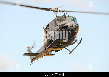 Bell UH-1H Huey Militärhubschrauber der Royal New Zealand Air Force 3 Squadron. NZ 3808. Bell UH-1 Iroquois fliegen am Flugplatz, Wairarapa Haube Stockfoto