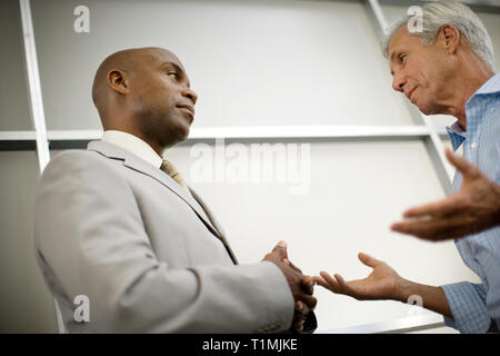 Zwei Geschäftsleute in einer Diskussion. Stockfoto