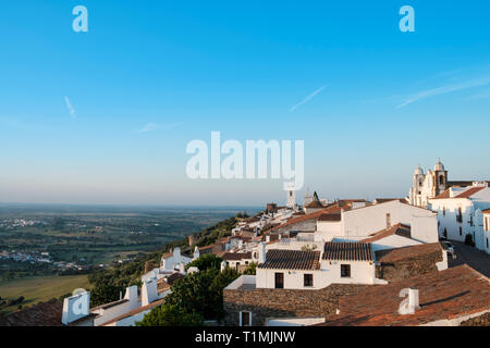 Allgemeine Ansicht des mittelalterlichen befestigten Stadt von Monsaraz mit Blick auf den Fluss Guadiana an der spanischen Grenze von Portugal Stockfoto