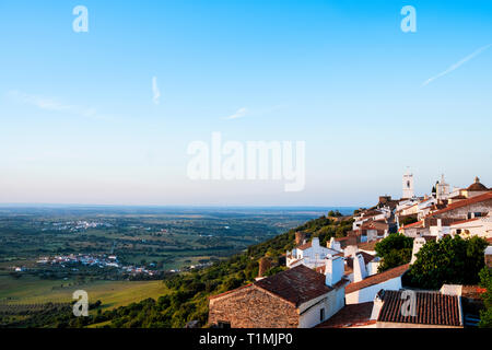 Allgemeine Ansicht des mittelalterlichen befestigten Stadt von Monsaraz mit Blick auf den Fluss Guadiana an der spanischen Grenze von Portugal Stockfoto