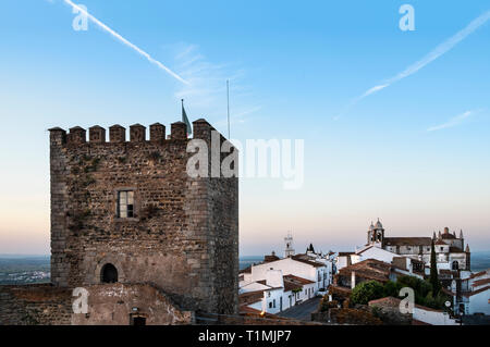 Allgemeine Ansicht des mittelalterlichen befestigten Stadt von Monsaraz mit Blick auf den Fluss Guadiana an der spanischen Grenze von Portugal Stockfoto