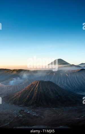 Blick auf die vulkanische Landschaft von Bromo Tengerr Semeru National Park zeigt den Krater des Mount Bromo im Vordergrund. Stockfoto