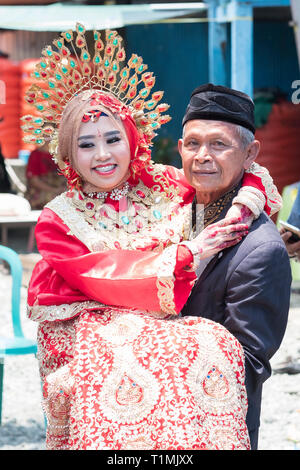 Ein Vater und sein neu verheirateten Tochter Tragen eines traditionellen Sulawesi Hochzeit Kleid, Sulawesi, Indonesien Stockfoto