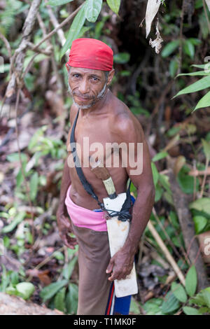 Indigene Alfur Jäger der Nuaulu Gruppe, Seram Insel, Molukken, Indonesien Stockfoto