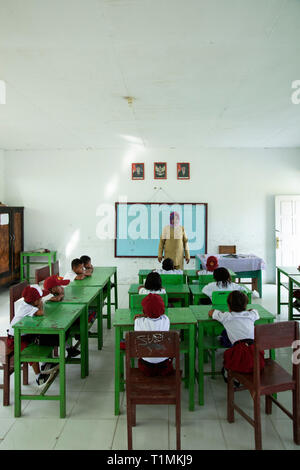 Muslimische Schülerinnen und Schüler in der Klasse in Seram, Indonesien Stockfoto