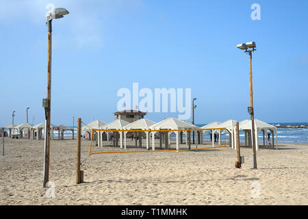 ISRAEL - Strand von TEL AVIV - TEL AVIV STRANDPROMENADE GEBÄUDE UND urbanes Mobiliar - FRANZÖSISCHE BOTSCHAFT IN TEL AVIV - Ben Gurion SKULPTUR AM STRAND VON TEL AVIV - TEL AVIV BEACH BEI NACHT ZEIT - TEL AVIV SEA FRONT PROMENADE - FARBE FOTOGRAFIE © Frédéric BEAUMONT Stockfoto