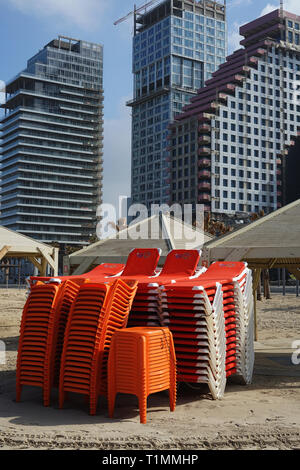 ISRAEL - Strand von TEL AVIV - TEL AVIV STRANDPROMENADE GEBÄUDE UND urbanes Mobiliar - FRANZÖSISCHE BOTSCHAFT IN TEL AVIV - Ben Gurion SKULPTUR AM STRAND VON TEL AVIV - TEL AVIV BEACH BEI NACHT ZEIT - TEL AVIV SEA FRONT PROMENADE - FARBE FOTOGRAFIE © Frédéric BEAUMONT Stockfoto