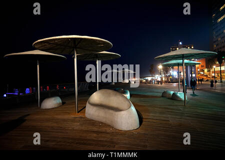 ISRAEL - Strand von TEL AVIV - TEL AVIV STRANDPROMENADE GEBÄUDE UND urbanes Mobiliar - FRANZÖSISCHE BOTSCHAFT IN TEL AVIV - Ben Gurion SKULPTUR AM STRAND VON TEL AVIV - TEL AVIV BEACH BEI NACHT ZEIT - TEL AVIV SEA FRONT PROMENADE - FARBE FOTOGRAFIE © Frédéric BEAUMONT Stockfoto