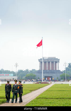 Wachen vor dem Ho Chi Minh Mausoleum auf Ba Dinh Square im Zentrum von Hanoi, Vietnam Stockfoto