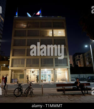 ISRAEL - TEL AVIV STRAND - TEL AVIV STRANDGEBÄUDE UND STÄDTISCHE MÖBEL - FRANZÖSISCHER AMBASSY AM STRAND VON TEL AVIV BEI NACHT - TEL AVIV STRANDPROMENADE - FARBFOTOGRAFIE © FRÉDÉRIC BEAUMONT Stockfoto