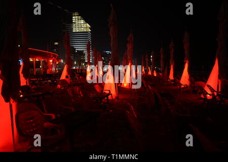 ISRAEL - Strand von TEL AVIV - TEL AVIV STRANDPROMENADE GEBÄUDEN UND STÄDTISCHEN MÖBEL - Strand von TEL AVIV IN DER NACHT ZEIT - TEL AVIV SEA FRONT PROMENADE - FARBE FOTOGRAFIE © Frédéric BEAUMONT Stockfoto