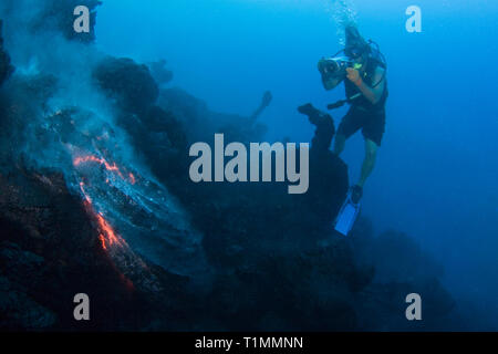 Videographer Shane Turpin filme Kissen lava Unterwasser Ausbruch des Kilauea Hawaii Insel (Big Island) Hawaii USA (Pazifik) Stockfoto