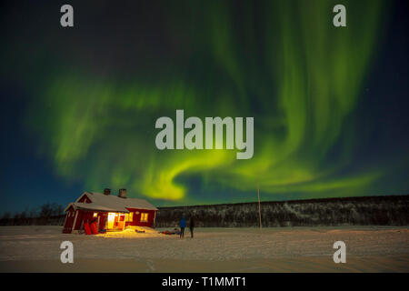 Aurora borealis über Ravnastua Mountain Lodge, auf der Finnmarksvidda Ski Trail. Finnmarksvidda Plateau, Finnmark, Das arktische Norwegen. Stockfoto