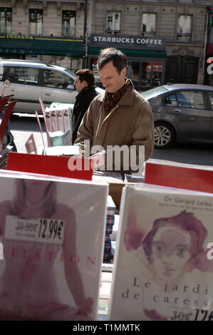 AJAXNETPHOTO. PARIS, Frankreich. - BROWSER-MANN AUF DER SUCHE NACH BÜCHER ÜBER DIE STRASSEN DER STADT. Foto: Jonathan Eastland/AJAX REF: R 62903 158 Stockfoto