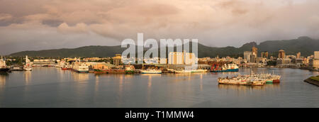 Port Louis, Mauritius - Januar 30, 2019: Panoramablick auf den Hafen von Port Louis auf Mauritius. Stockfoto