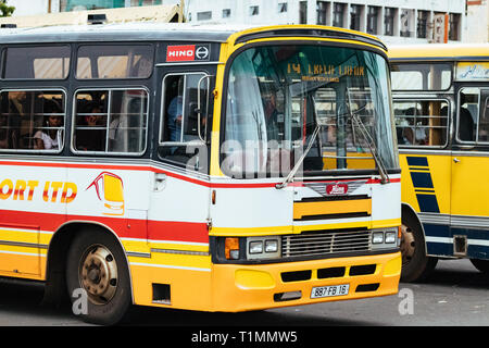 Port Louis, Mauritius - Januar 30, 2019: Busse am Busbahnhof neben dem zentralen Markt in Port Louis, Mauritius. Stockfoto