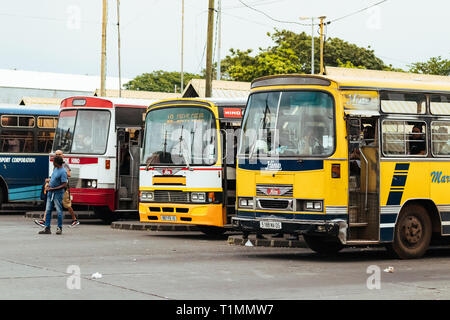 Port Louis, Mauritius - Januar 30, 2019: Busse am Busbahnhof neben dem zentralen Markt in Port Louis, Mauritius. Stockfoto