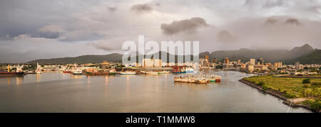 Port Louis, Mauritius - Januar 30, 2019: Panoramablick auf den Hafen von Port Louis auf Mauritius. Stockfoto