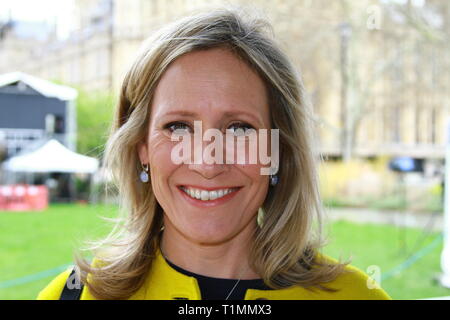 SOPHIE RAWORTH ÜBER COLLEGE GREEN, WESTMINSTER AM 27TH. MÄRZ 2019. BBC. BBC NEWS. JOURNALIST. REFERENT. SENDER. LÄUFER. MARATHONLÄUFER. WÜSTENLÄUFER. SAHARA-WÜSTE. DOKUMENTARFILMER. AUSDAUERSPORTLER. HAUSNAMEN. RUSSELL MOORE PORTFOLIO-SEITE. Stockfoto