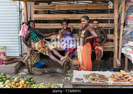 Toliara, Madagaskar - Januar 10th, 2019: Gruppe von madagassischen Frauen verkaufen Essen und Gemüse auf dem kommerziellen Zentrum von Toliara, Madagaskar. Stockfoto