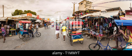 Toliara, Madagaskar - Januar 10th, 2019: Panoramablick auf das Essen Markt voller Menschen und pousse pousse Fahrer im City Center in Toliara, Ma Stockfoto